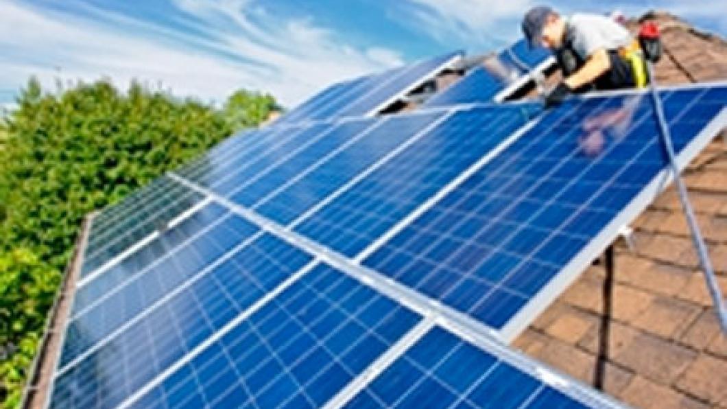 Zonnepanelen op daken: meer banen en lagere energierekening. zonne energie